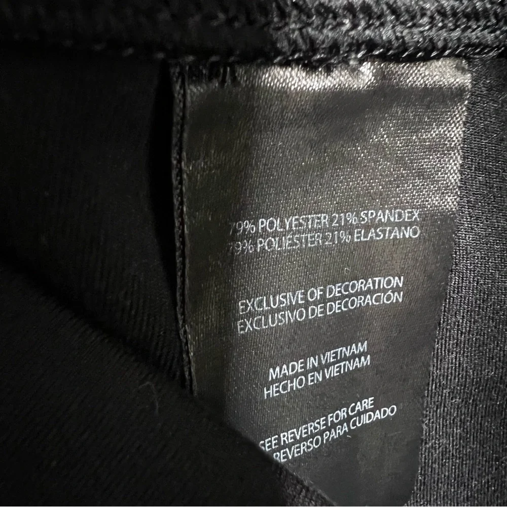 GAP Cropped Leggings in black size Large (measurements included)